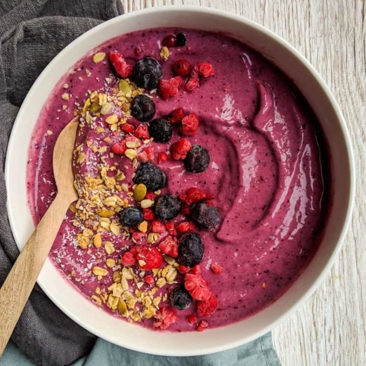 23 Easy & Quick Vegan Breakfast Recipes - FROZEN FRUIT SMOOTHIE BOWL